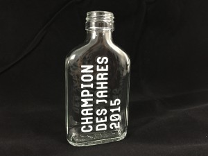 Glasflasche mit weißem Aufdruck         
