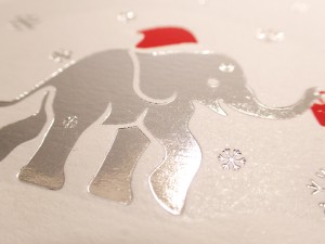 Weihnachtskarte mit silberner und roter Heißfolienprägung        